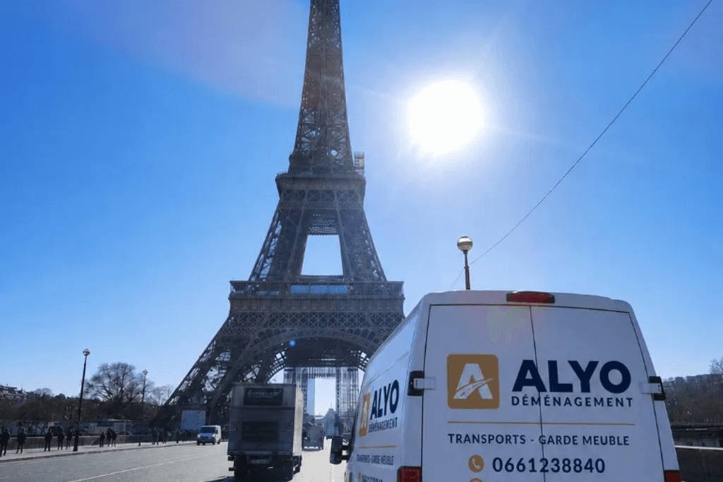 Camion Alyo Déménagement devant la Tour Eiffel — déménagement international