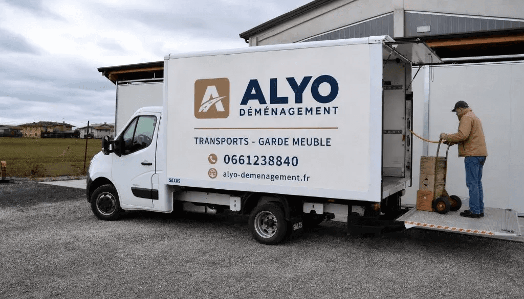 Chargement professionnel sur hayon — Alyo Déménagement