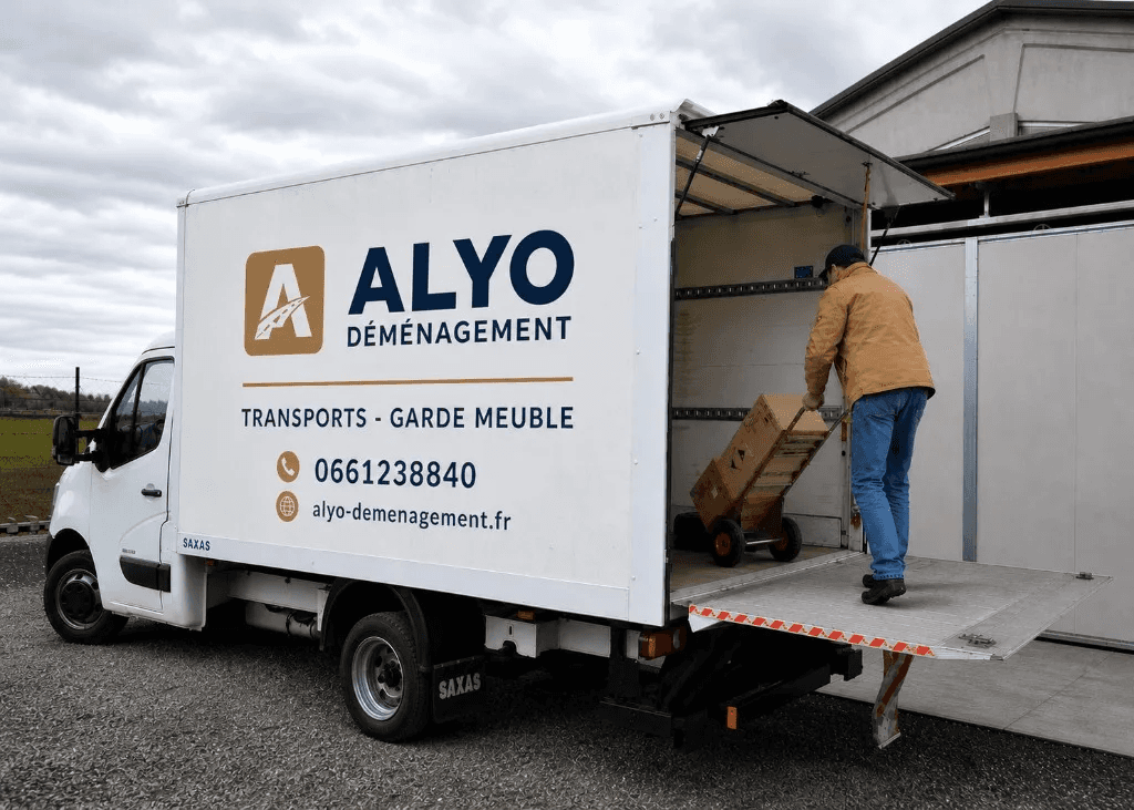 Chargement du camion Alyo Déménagement sur hayon