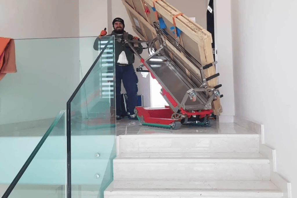Technicien Alyo avec monte-escalier
