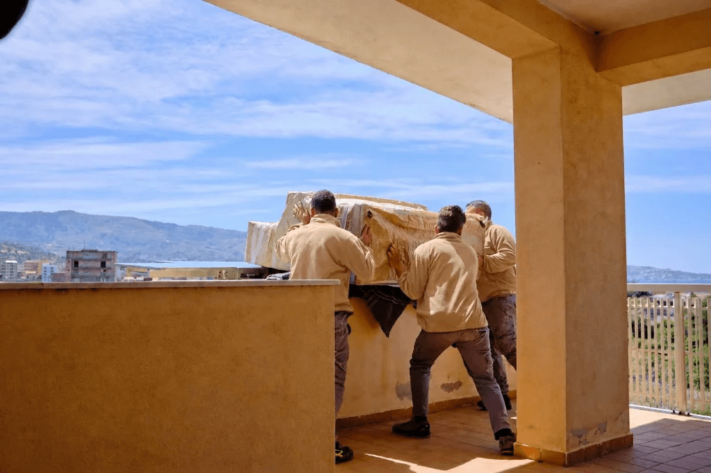 Équipe Alyo Déménagement en intervention sur une terrasse en Provence