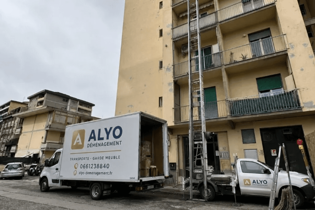 Monte-meuble Alyo Déménagement devant un immeuble