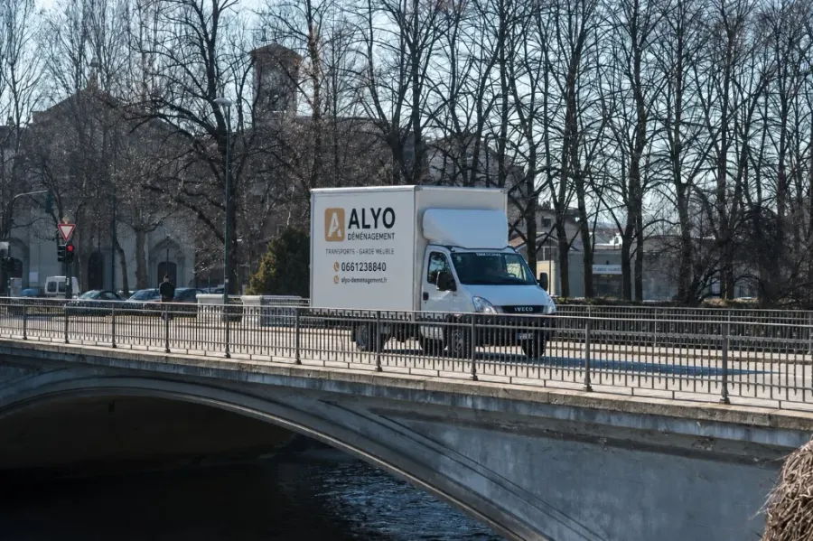 Camion de location Alyo Déménagement en Provence