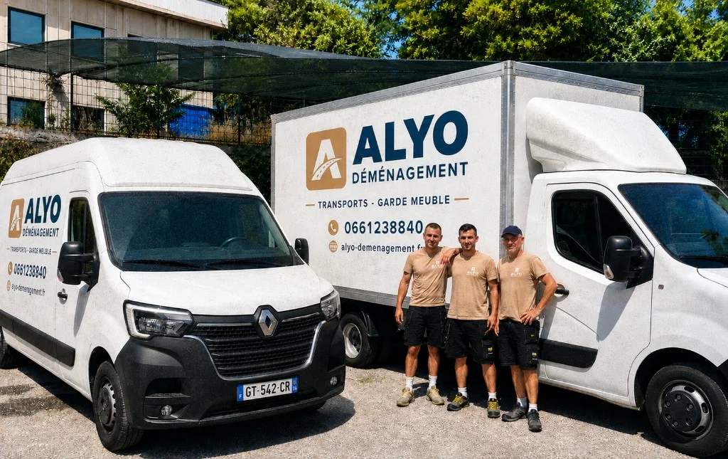 L'équipe Alyo Déménagement devant ses véhicules en Provence